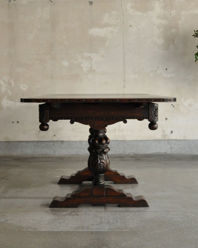 アンティークのテーブル　アンティーク家具　アンティーク英国輸入家具、お花の装飾が美しいドローリーフテーブル（伸張式テーブル） 。温かみのある落ち着いた色です。(q-1071-f)