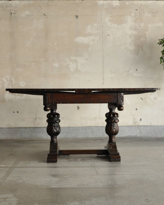 アンティークのテーブル　アンティーク家具　アンティーク英国輸入家具、お花の装飾が美しいドローリーフテーブル（伸張式テーブル） 。ダイニングテーブルにしたり、家事台にも使えます。(q-1071-f)