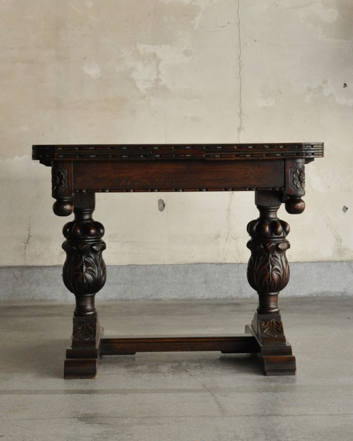 アンティークのテーブル　アンティーク家具　アンティーク英国輸入家具、お花の装飾が美しいドローリーフテーブル（伸張式テーブル） 。閉じるとコンパクトになるのでアパートや一人住まいの方にもオススメ！。(q-1071-f)