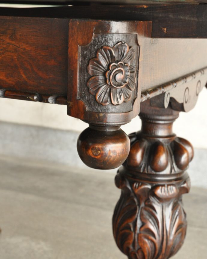 アンティークのテーブル　アンティーク家具　アンティーク英国輸入家具、お花の装飾が美しいドローリーフテーブル（伸張式テーブル） 。お花の美しい彫がポイントになっています。(q-1071-f)