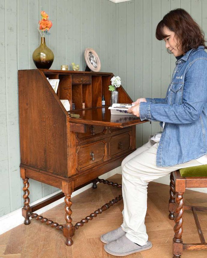 ビューロー　アンティーク家具　英国らしいキレイなツイスト脚のアンティークライティングビューロー 。脚の先まで装飾が美しいデザインです。(q-1073-f)