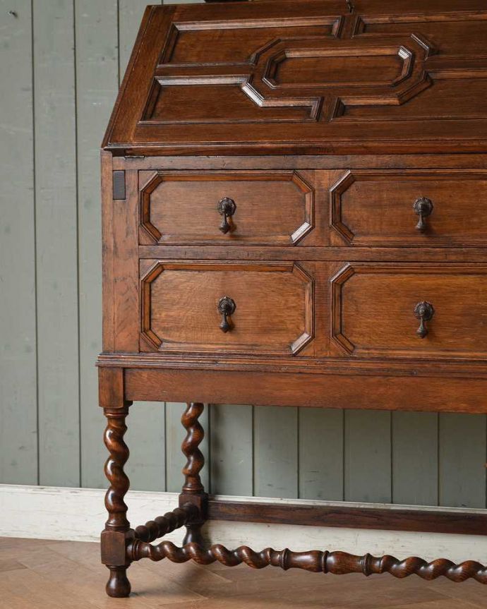 ビューロー　アンティーク家具　英国らしいキレイなツイスト脚のアンティークライティングビューロー 。とっても美しい木目です。(q-1073-f)