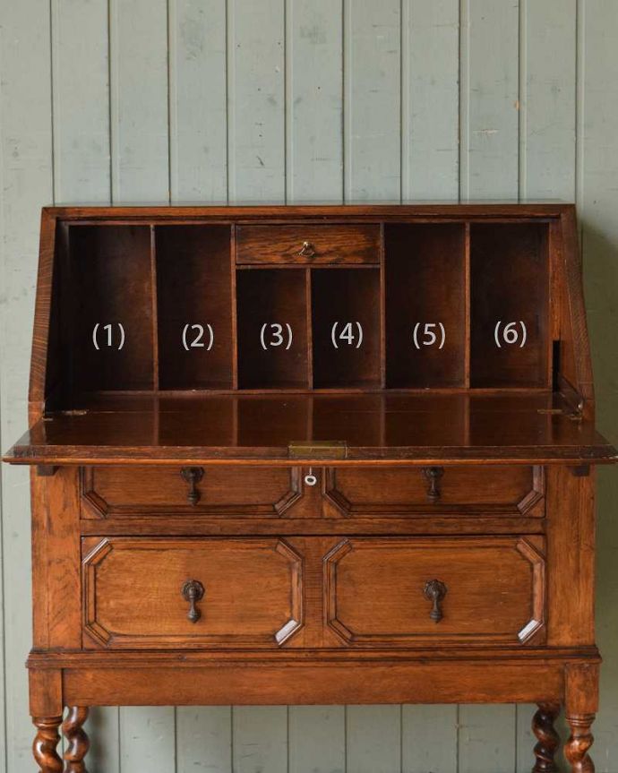 ビューロー　アンティーク家具　英国らしいキレイなツイスト脚のアンティークライティングビューロー 。棚に化粧品を片付ければ、奥様のドレッサー代わりにもなりますよ。(q-1073-f)