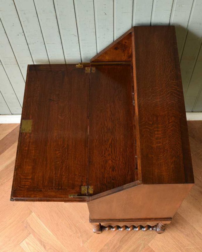 ビューロー　アンティーク家具　英国らしいキレイなツイスト脚のアンティークライティングビューロー 。上から見ると、天板はこんな感じ。(q-1073-f)