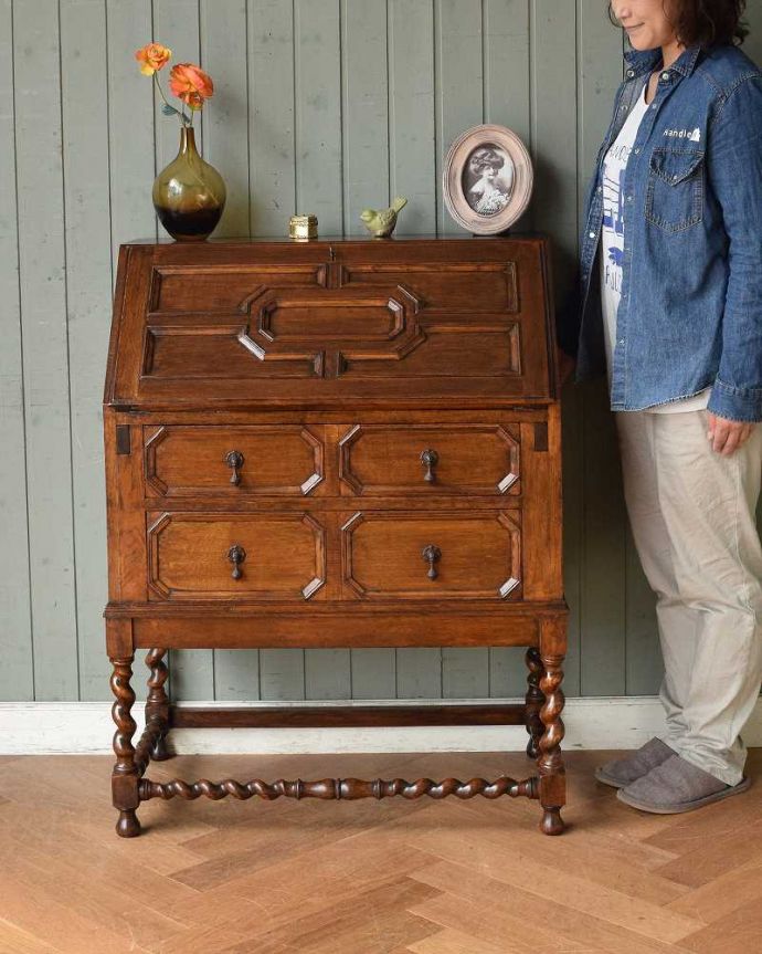 ビューロー　アンティーク家具　英国らしいキレイなツイスト脚のアンティークライティングビューロー 。外国製のビューローは装飾があちこちにあるので、絵になるアイテム。(q-1073-f)