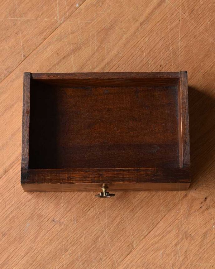 ビューロー　アンティーク家具　英国らしいキレイなツイスト脚のアンティークライティングビューロー 。ビューロー内にも小さな引き出しが杯付いています。(q-1073-f)