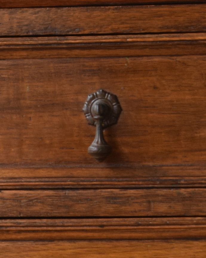 ビューロー　アンティーク家具　英国らしいキレイなツイスト脚のアンティークライティングビューロー 。凝っていて高級感があるオシャレな取っ手です。(q-1073-f)