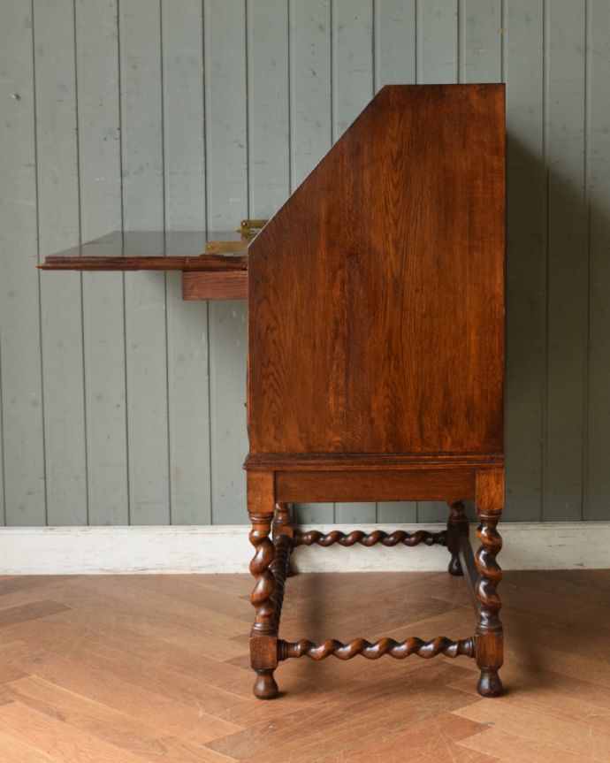 ビューロー　アンティーク家具　英国らしいキレイなツイスト脚のアンティークライティングビューロー 。サイドが見えても良いように作られた高級感を感じさせるデザインです。(q-1073-f)