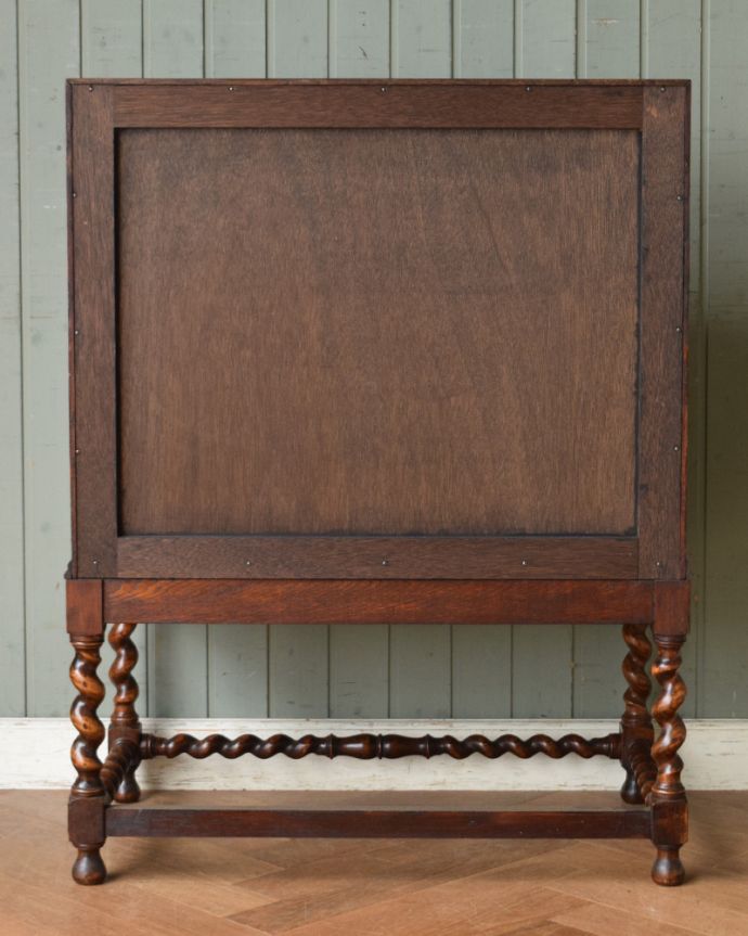 ビューロー　アンティーク家具　英国らしいキレイなツイスト脚のアンティークライティングビューロー 。アンティークは新品ではないので、もちろん経年変化によるキズはありますが、専門の職人が目立たないようキレイにお直しをしていますのでご安心ください。(q-1073-f)