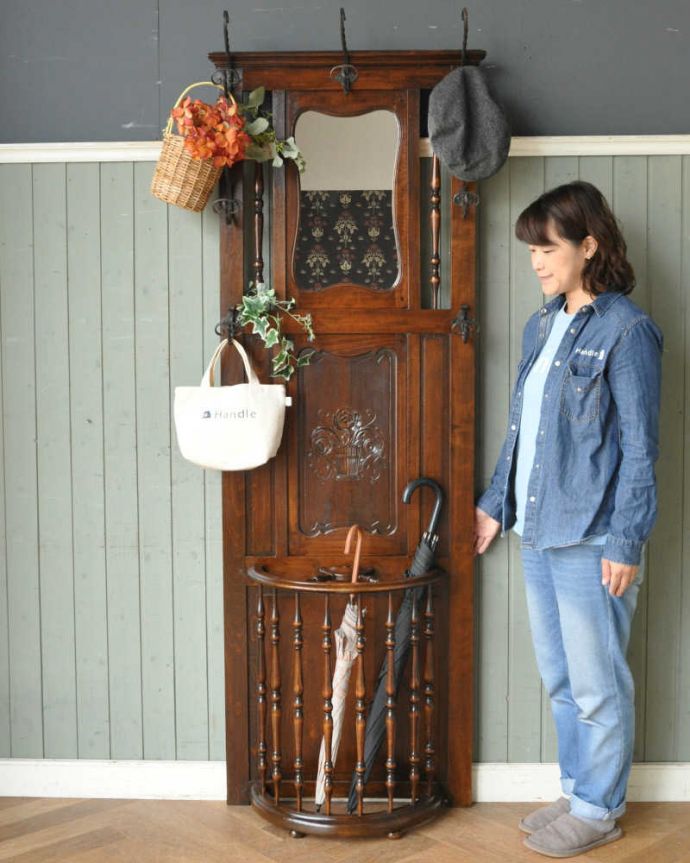 アンティークの玄関収納　アンティーク家具　お花の彫刻が美しい機能的な英国アンティーク家具、鏡付きのホールスタンド 。お家に来たお客様が必ず初めて訪れる場所が玄関。(q-1074-f)