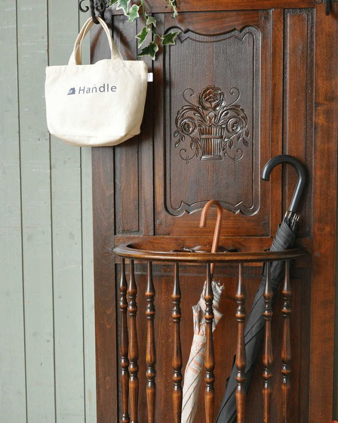 アンティークの玄関収納　アンティーク家具　お花の彫刻が美しい機能的な英国アンティーク家具、鏡付きのホールスタンド 。本来ステッキスタンドだった場所は傘立てにピッタリ！落ち着いて上品なデザインが日本のお家にも似合います。(q-1074-f)