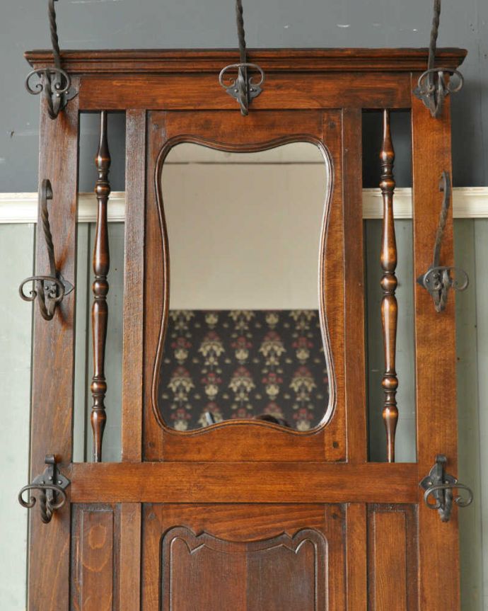 アンティークの玄関収納　アンティーク家具　お花の彫刻が美しい機能的な英国アンティーク家具、鏡付きのホールスタンド 。鏡があることで、出かける前にサッと身だしなみチェックできるから本当に便利。(q-1074-f)