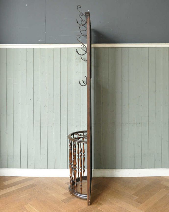 アンティークの玄関収納　アンティーク家具　お花の彫刻が美しい機能的な英国アンティーク家具、鏡付きのホールスタンド 。横から見るとこんなにもスッキリとしているんですよ。(q-1074-f)