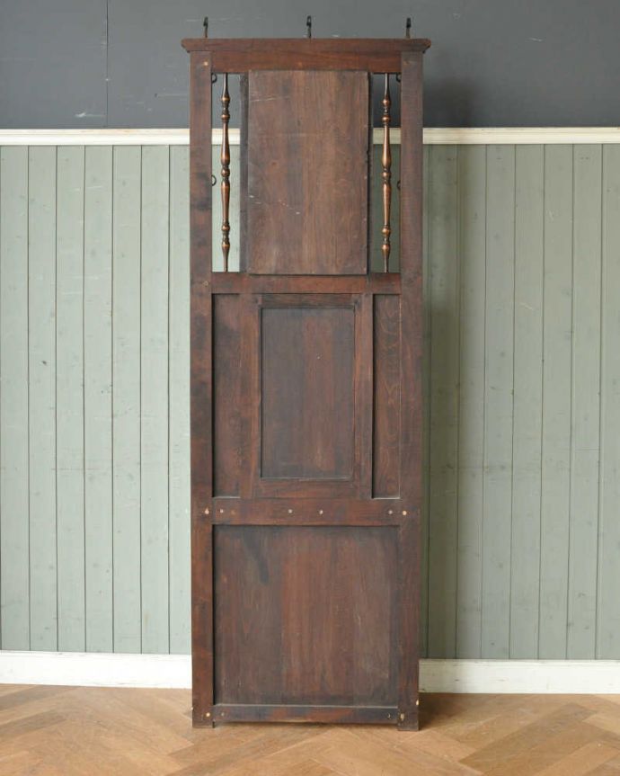 アンティークの玄関収納　アンティーク家具　お花の彫刻が美しい機能的な英国アンティーク家具、鏡付きのホールスタンド 。アンティークは新品ではないので、もちろん経年変化によるキズはありますが、専門の職人が目立たないようキレイにお直しをしているので、後姿までキレイです。(q-1074-f)