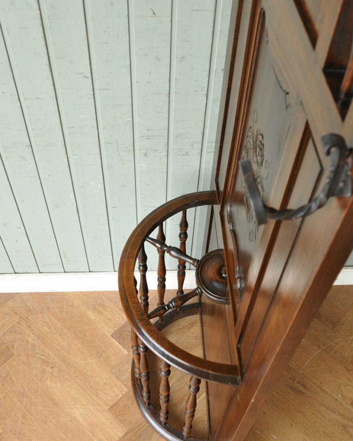 アンティークの玄関収納　アンティーク家具　お花の彫刻が美しい機能的な英国アンティーク家具、鏡付きのホールスタンド 。傘は３つに分けて立てられます。(q-1074-f)