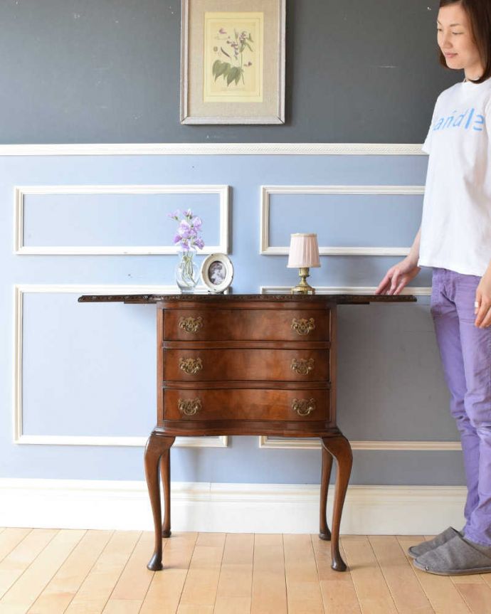 アンティークのチェスト アンティーク家具 引き出しの曲線がエレガント、英国輸入のアンティーク家具、伸張式のベットサイドチェスト 。コンパクトサイズが可愛いベッドサイドチェスト。(q-1076-f)