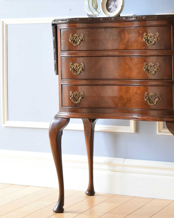 アンティークのチェスト アンティーク家具 引き出しの曲線がエレガント、英国輸入のアンティーク家具、伸張式のベットサイドチェスト 。美しい木目は、それだけで存在感たっぷりなんです。(q-1076-f)