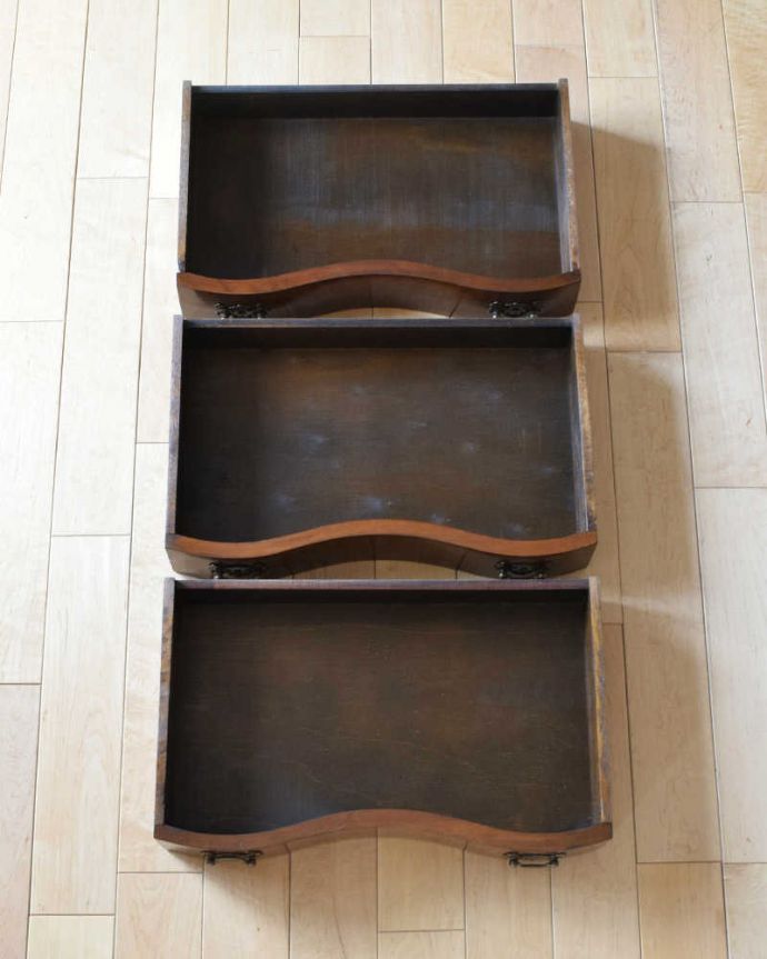 アンティークのチェスト アンティーク家具 引き出しの曲線がエレガント、英国輸入のアンティーク家具、伸張式のベットサイドチェスト 。使いやすい引き出し。(q-1076-f)