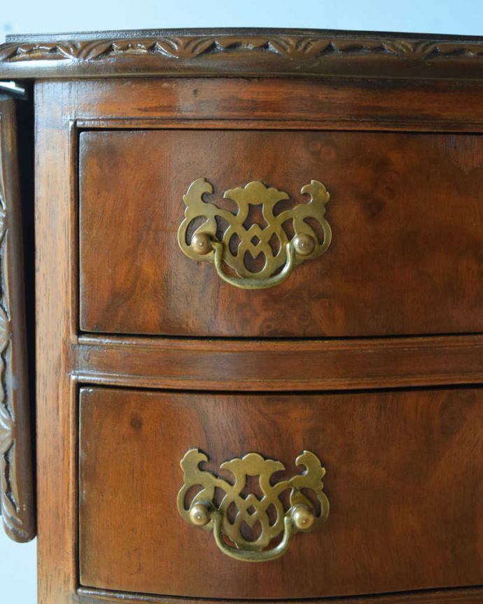 アンティークのチェスト アンティーク家具 引き出しの曲線がエレガント、英国輸入のアンティーク家具、伸張式のベットサイドチェスト 。手を掛けるたびに、ウキウキしちゃう。(q-1076-f)