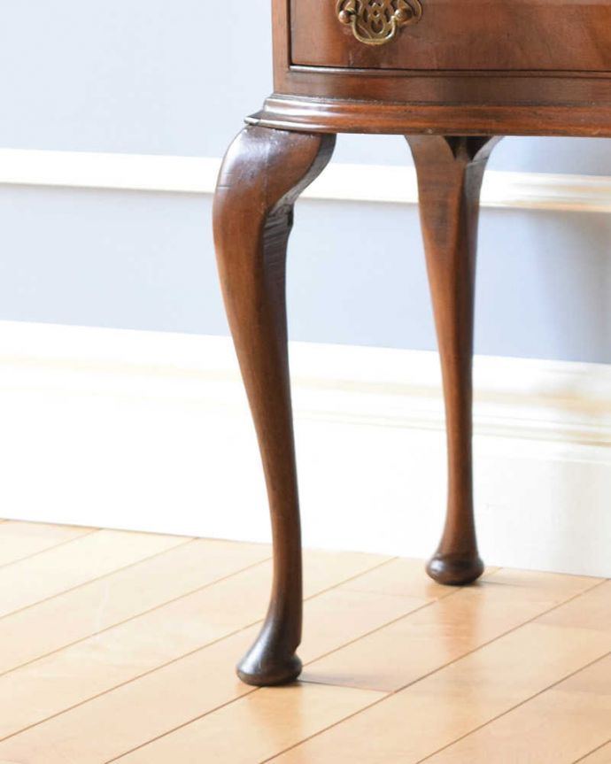 アンティークのチェスト アンティーク家具 引き出しの曲線がエレガント、英国輸入のアンティーク家具、伸張式のベットサイドチェスト 。上品なラインの脚がしっかりとキャビネットを支えます。(q-1076-f)