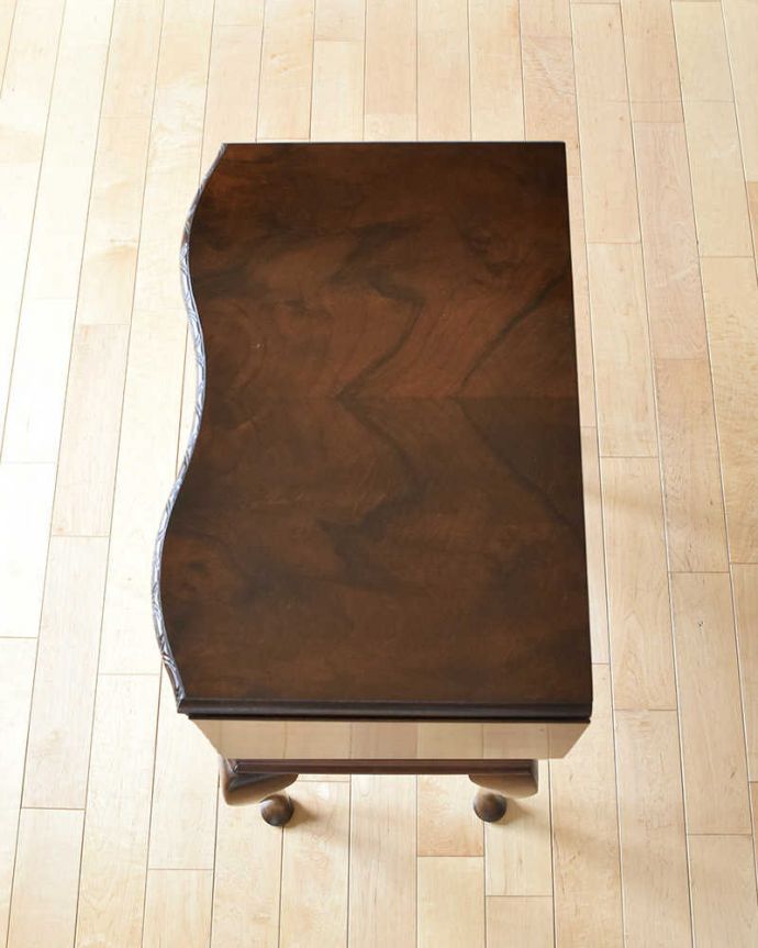 アンティークのチェスト アンティーク家具 引き出しの曲線がエレガント、英国輸入のアンティーク家具、伸張式のベットサイドチェスト 。何を置こうかな・・・?上から見ると、天板はこんな感じ。(q-1076-f)