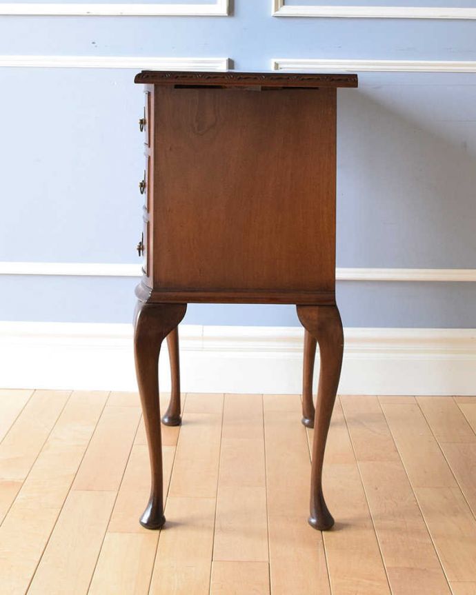 アンティークのチェスト アンティーク家具 引き出しの曲線がエレガント、英国輸入のアンティーク家具、伸張式のベットサイドチェスト 。横から見てもステキ横から見るとこんな感じ。(q-1076-f)