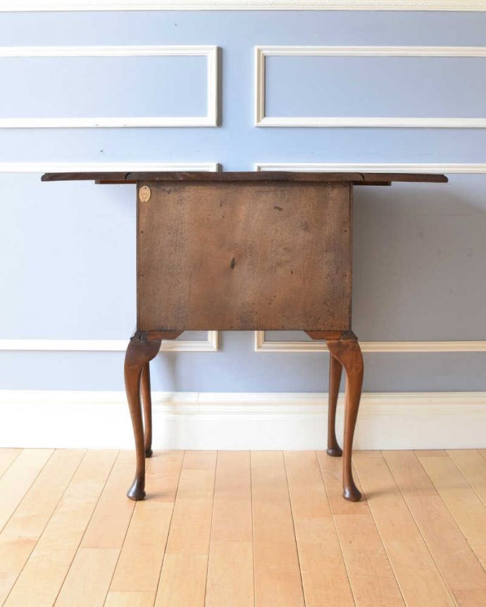 アンティークのチェスト アンティーク家具 引き出しの曲線がエレガント、英国輸入のアンティーク家具、伸張式のベットサイドチェスト 。メンテナンスしてあるので後姿もキレイ!アンティークは新品ではないので、もちろん経年変化によるキズはありますが、専門の職人が目立たないようキレイにお直しをしているので、後姿までキレイです。(q-1076-f)