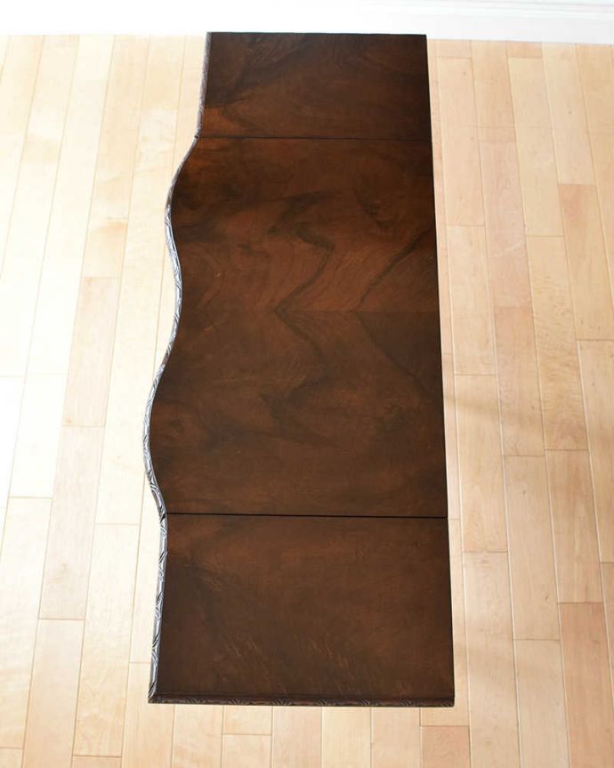 アンティークのチェスト アンティーク家具 引き出しの曲線がエレガント、英国輸入のアンティーク家具、伸張式のベットサイドチェスト 。天板も一枚でつながっています。(q-1076-f)