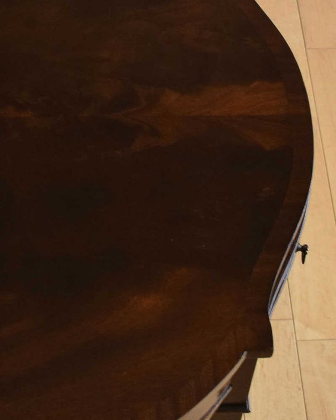 アンティークのテーブル アンティーク家具 空間を彩るハーフムーンのアンティーク家具、引き出し付きのコンソールテーブル。天板もピッカピカ☆職人がキレイにお直ししているので、天板もとてもキレイです。(q-1078-f)