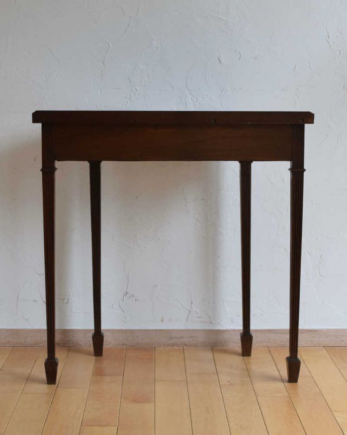 アンティークのテーブル アンティーク家具 空間を彩るハーフムーンのアンティーク家具、引き出し付きのコンソールテーブル。後ろ姿もキレイ!アンティークは新品ではないので、もちろん経年変化によるキズはありますが、専門の職人がキレイにお直しをしているので、後ろ姿までキレイです。(q-1078-f)