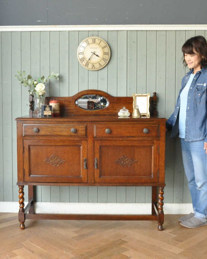 サイドボード　アンティーク家具　和室にも馴染む英国輸入のアンティーク家具、便利なミラーバックサイドボード。リビングで電話などの置き場所として使っても最適です。(q-1081-f)
