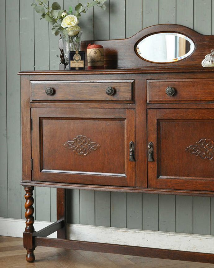 サイドボード　アンティーク家具　和室にも馴染む英国輸入のアンティーク家具、便利なミラーバックサイドボード。美しい装飾が施されたサイドボード。(q-1081-f)
