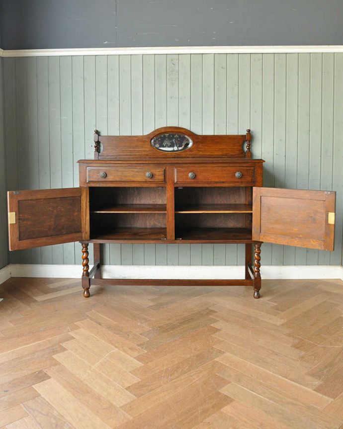 サイドボード　アンティーク家具　和室にも馴染む英国輸入のアンティーク家具、便利なミラーバックサイドボード。扉の奥には見せたくないものを収納できます。(q-1081-f)