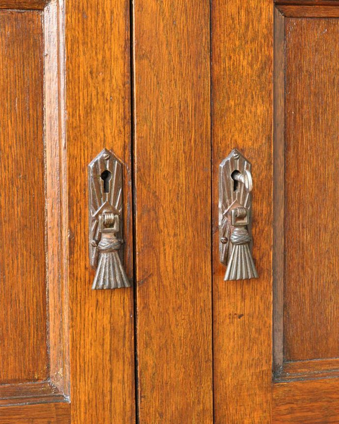 サイドボード　アンティーク家具　和室にも馴染む英国輸入のアンティーク家具、便利なミラーバックサイドボード。形、装飾共に言うことなしの美しいデザインの取っ手です。(q-1081-f)