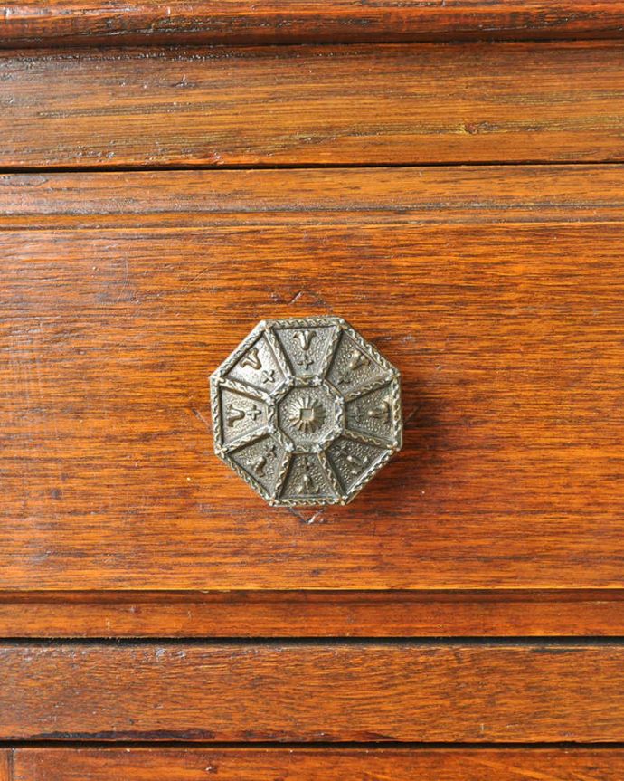 サイドボード　アンティーク家具　和室にも馴染む英国輸入のアンティーク家具、便利なミラーバックサイドボード。引き出しの取っ手もアンティークらしい重厚なデザインです。(q-1081-f)