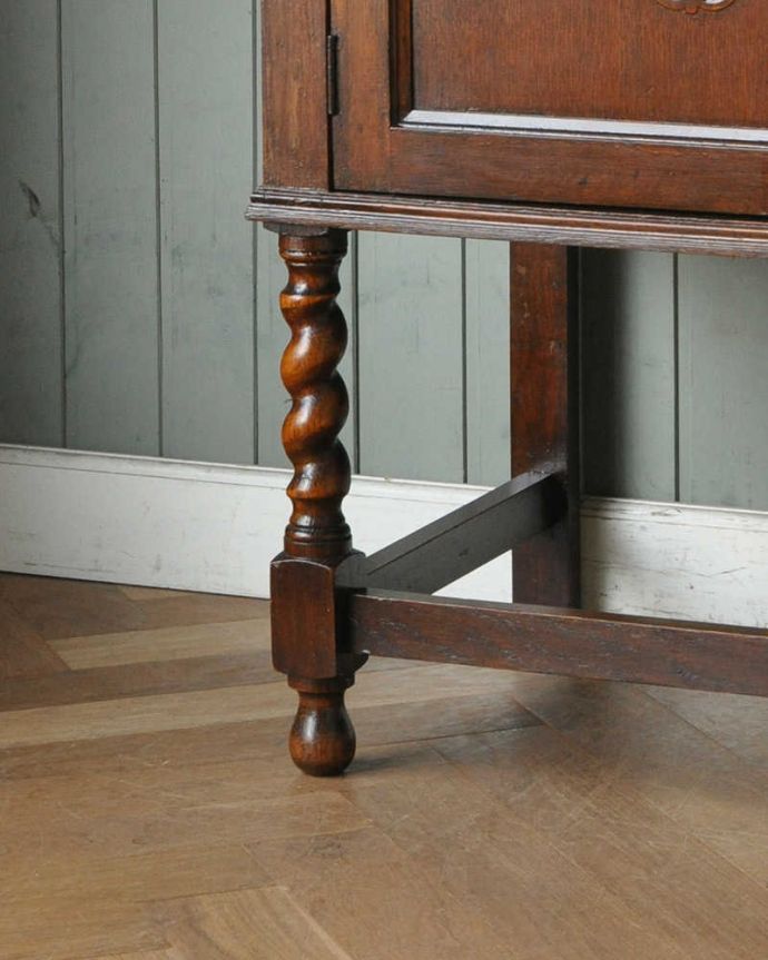 サイドボード　アンティーク家具　和室にも馴染む英国輸入のアンティーク家具、便利なミラーバックサイドボード。脚は人気のツイスト！脚先が丸くて優しい印象に。(q-1081-f)