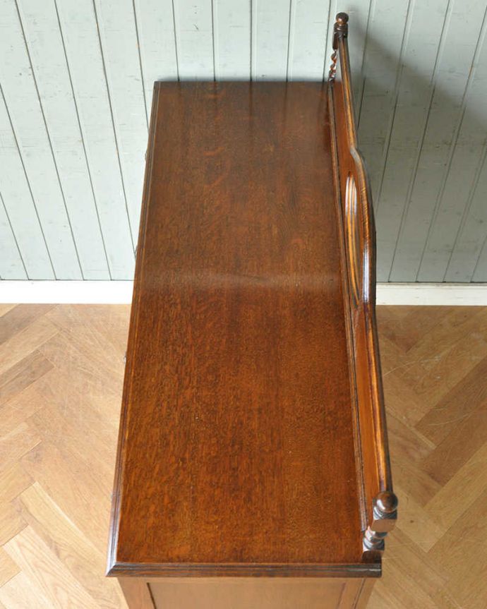 サイドボード　アンティーク家具　和室にも馴染む英国輸入のアンティーク家具、便利なミラーバックサイドボード。天板もキレイに塗装を仕上げました。(q-1081-f)