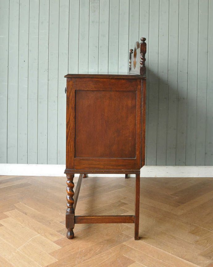 サイドボード　アンティーク家具　和室にも馴染む英国輸入のアンティーク家具、便利なミラーバックサイドボード。どこから見てもステキ。(q-1081-f)