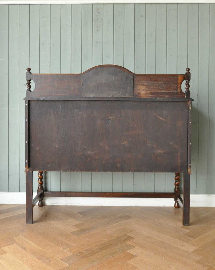 サイドボード　アンティーク家具　和室にも馴染む英国輸入のアンティーク家具、便利なミラーバックサイドボード。アンティークは新品ではないので、もちろん経年変化によるキズはありますが、専門の職人が目立たないようキレイにお直しをしているので、後姿までキレイです。(q-1081-f)