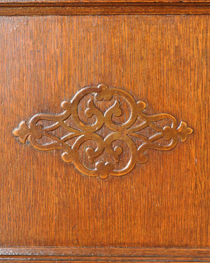 サイドボード　アンティーク家具　和室にも馴染む英国輸入のアンティーク家具、便利なミラーバックサイドボード。凹凸のある装飾が遠くから見ても存在感のあるキャビネットを演出してくれます。(q-1081-f)