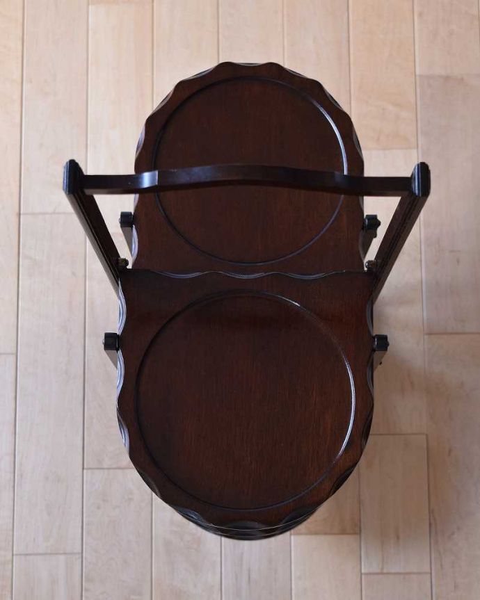 プランツスタンド・ケーキスタンド　アンティーク家具　英国ならではのアンティーク家具、折り畳めるケーキスタンド（テーブル）。天板です。(q-1082-f)