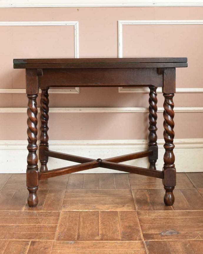 アンティークのテーブル アンティーク家具 イギリス輸入のお洒落なアンティーク家具、美しいドローリーフテーブル(ダイニングテーブル)。アンティークは新品ではないので、もちろん経年変化によるキズはありますが、専門の職人が目立たないようキレイにお直しをしていますのでご安心ください。(q-1083-f)