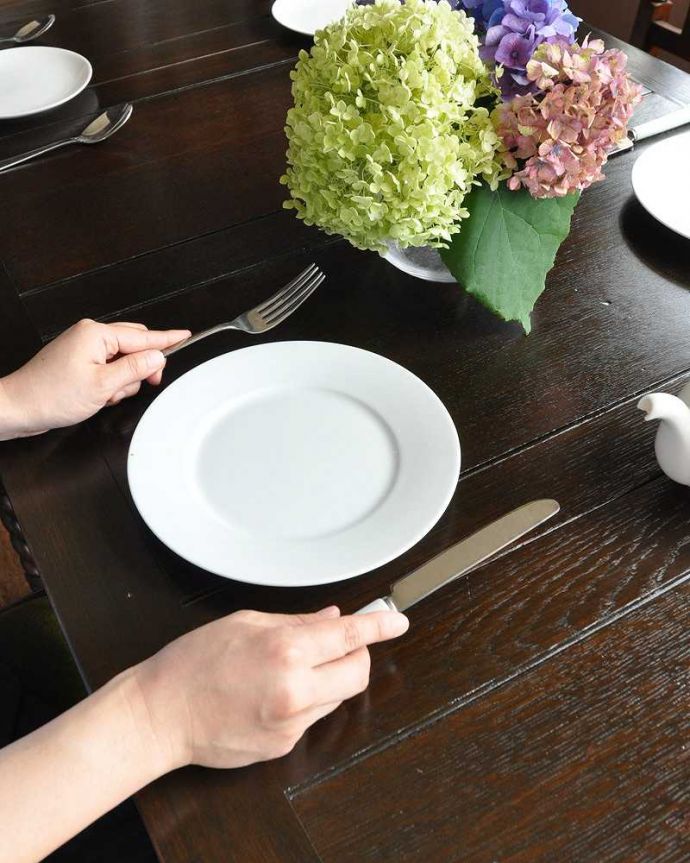 アンティークのテーブル アンティーク家具 イギリス輸入のお洒落なアンティーク家具、美しいドローリーフテーブル(ダイニングテーブル)。お茶をしたり、物書きをしたり、パソコンを置いて仕事をしたりも出来るしっかりしたキレイな天板です。(q-1083-f)