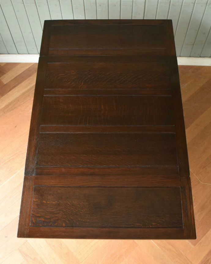 アンティークのテーブル　アンティーク家具　お部屋に馴染みやすい装飾のアンティークのドローリーフテーブル（英国家具）。広げた状態。(q-1084-f)