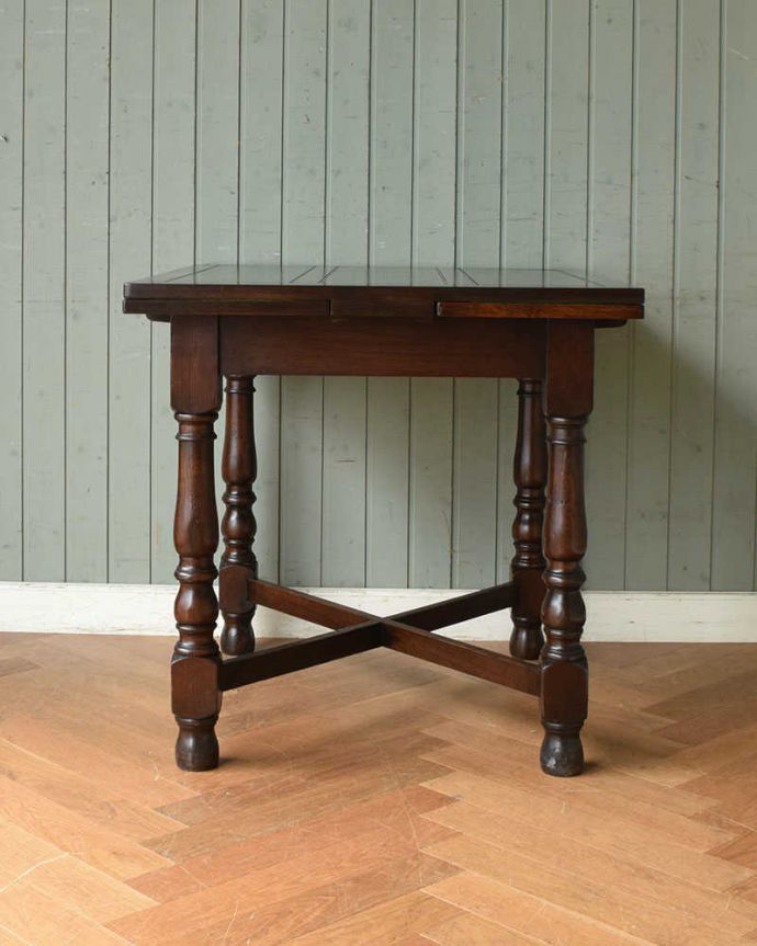 アンティークのテーブル　アンティーク家具　お部屋に馴染みやすい装飾のアンティークのドローリーフテーブル（英国家具）。温かみのある落ち着いた色です。(q-1084-f)