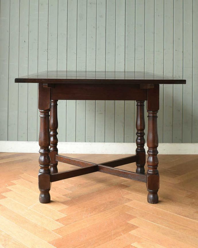 アンティークのテーブル　アンティーク家具　お部屋に馴染みやすい装飾のアンティークのドローリーフテーブル（英国家具）。アンティークは新品ではないので、もちろん経年変化によるキズはありますが、専門の職人が目立たないようキレイにお直しをしていますのでご安心ください。(q-1084-f)