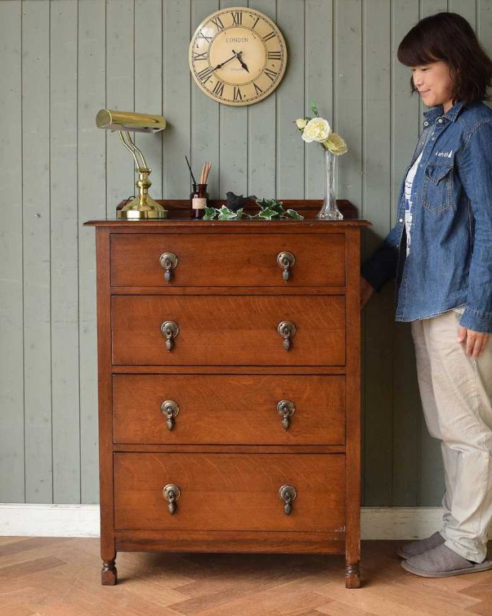 アンティークのチェスト アンティーク家具 英国スタイルのインテリアに、オーク材のアンティーク4段チェスト。幅も人気の1mないタイプ。(q-1088-f)