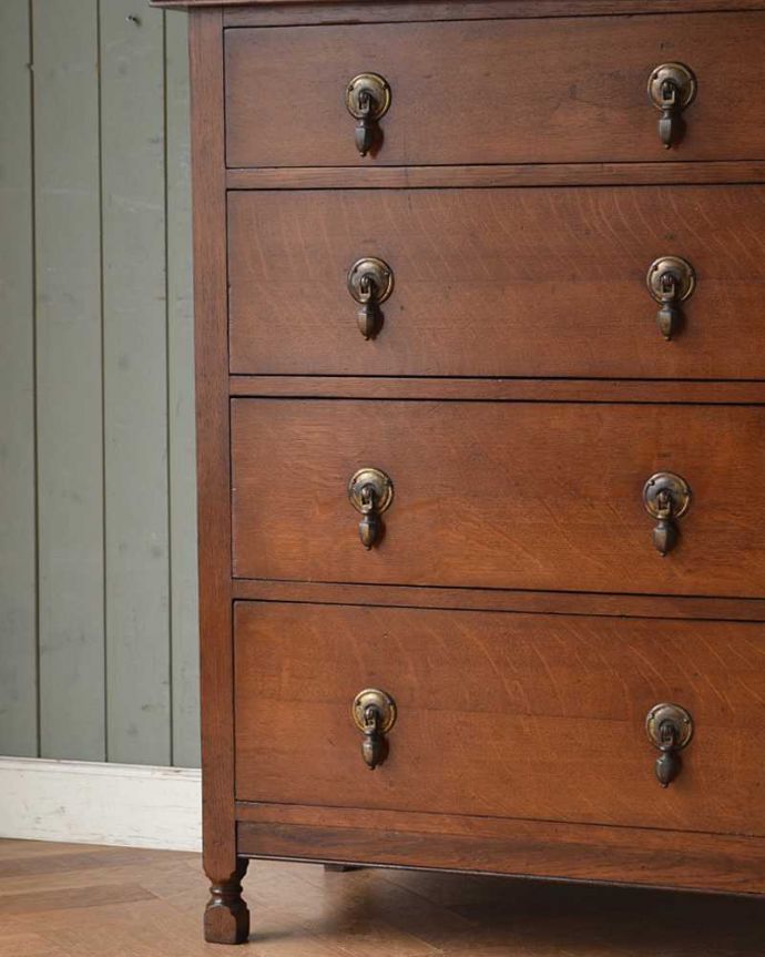 アンティークのチェスト アンティーク家具 英国スタイルのインテリアに、オーク材のアンティーク4段チェスト。とても美しいオークの木目です。(q-1088-f)