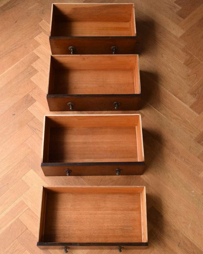 アンティークのチェスト アンティーク家具 英国スタイルのインテリアに、オーク材のアンティーク4段チェスト。引き出しは4杯。(q-1088-f)