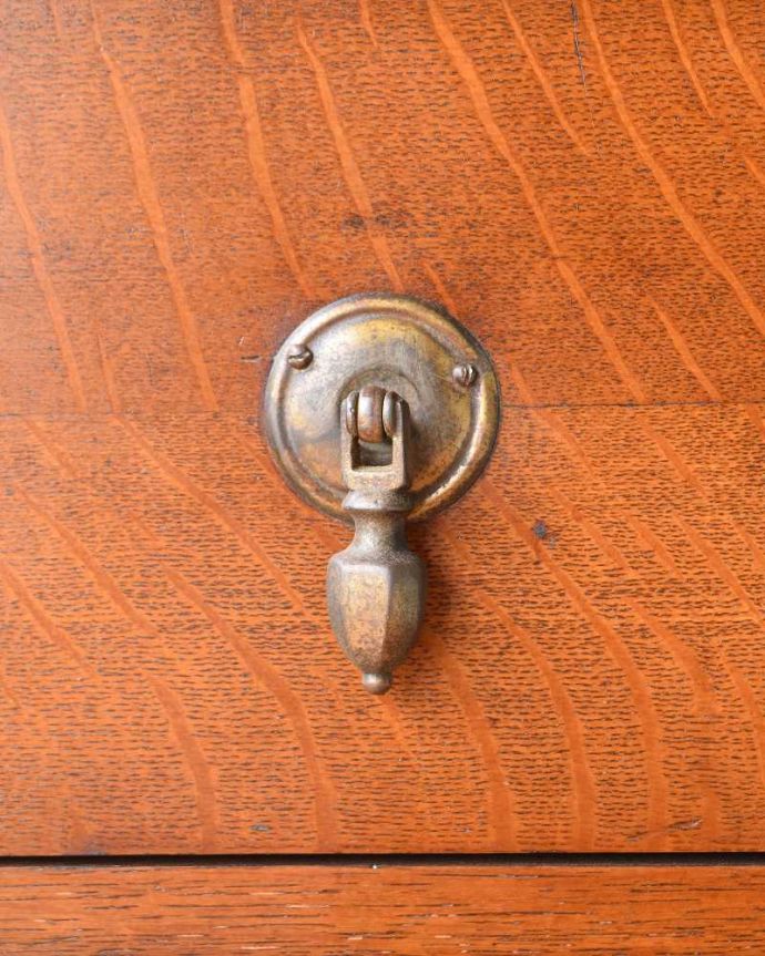 アンティークのチェスト アンティーク家具 英国スタイルのインテリアに、オーク材のアンティーク4段チェスト。アンティークならではの重厚感のある取っ手です。(q-1088-f)